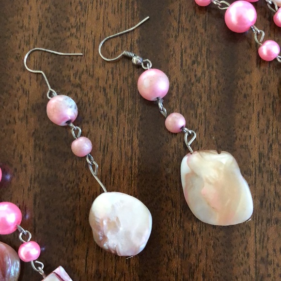 Pink  shell and faux pearl 36” necklace and matching hanging earrings - Picture 5 of 6